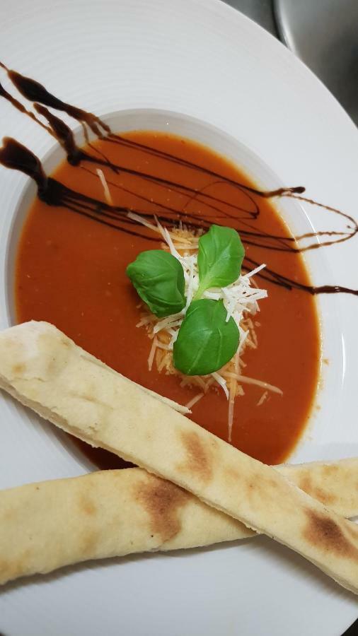 Strecno Pizzeria Alzbetka酒店 外观 照片