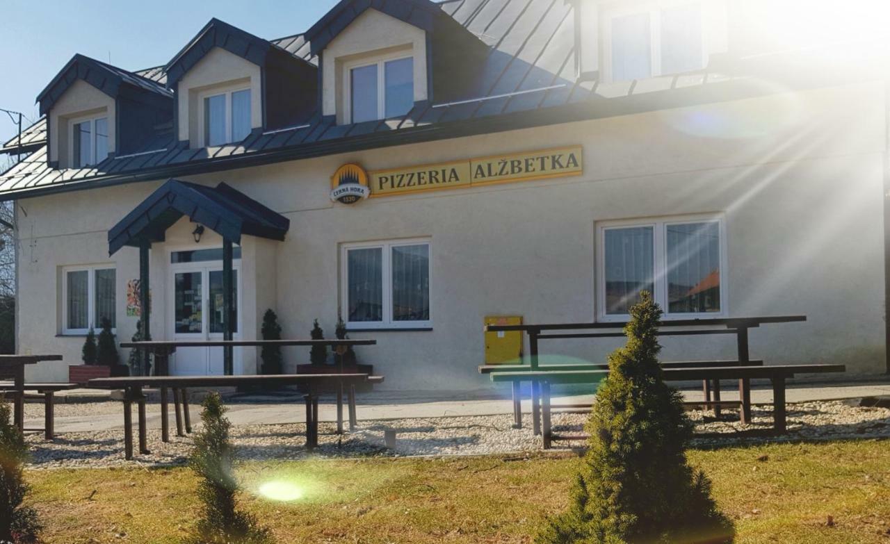 Strecno Pizzeria Alzbetka酒店 外观 照片