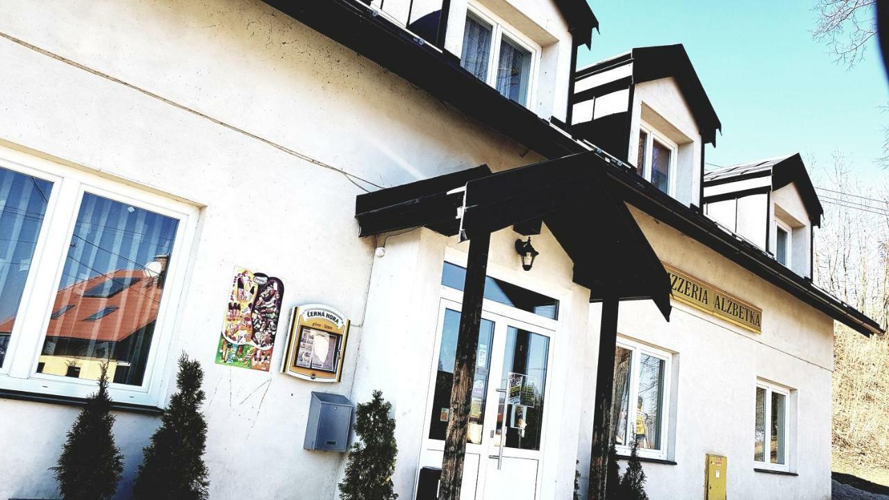 Strecno Pizzeria Alzbetka酒店 外观 照片