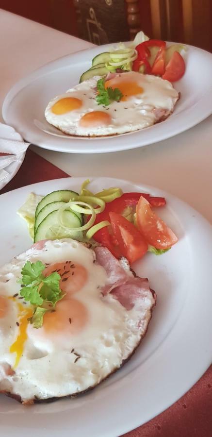 Strecno Pizzeria Alzbetka酒店 外观 照片