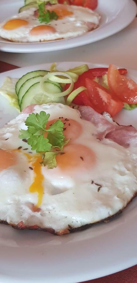Strecno Pizzeria Alzbetka酒店 外观 照片