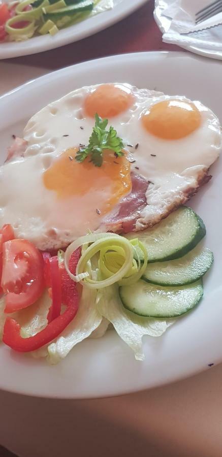 Strecno Pizzeria Alzbetka酒店 外观 照片